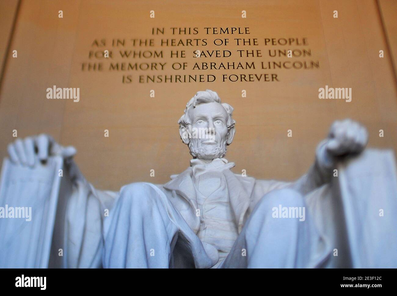 La estatua del 16º Presidente de los EE.UU. Abraham Lincoln se ve en el interior del Lincoln Memorial el 12 de febrero de 2009 en Washington, DC. La Comisión Bicentenario de Abraham Lincoln organizó ceremonias en honor al 200 aniversario del nacimiento de Lincoln. Foto de Olivier Douliery/ABACAPRESS.COM Foto de stock