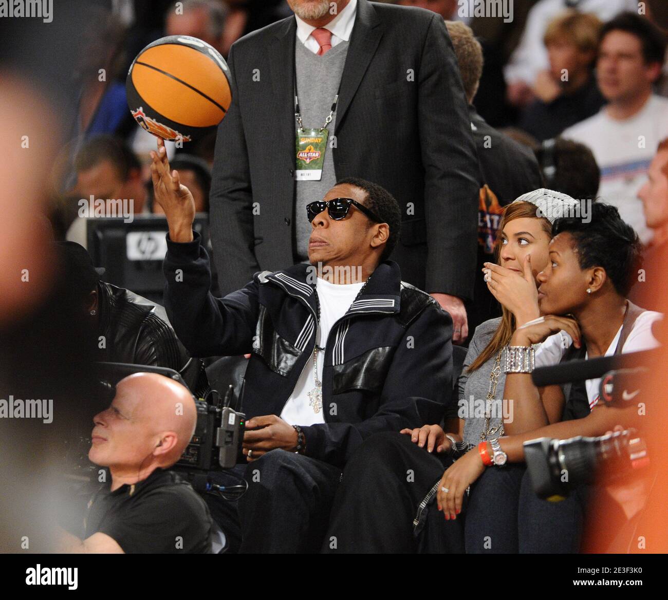 jay-z-y-beyonce-knowles-asisten-al-juego-de-estrellas-de-la-nba-de-2009-que-se-celebro-en-el-us-airways-center-en-phoenix-arizona-ee-uu-el-15-de-febrero-de-2009-foto-por-abacapress-com-2e3f3k0.jpg
