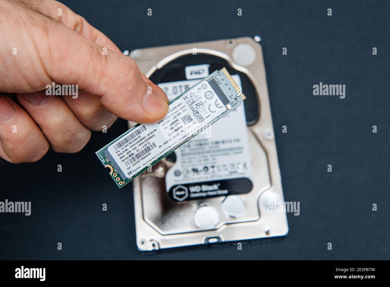 Paris, Francia - 2 de enero de 2018: POV masculino de la mano que compara  la unidad de disco duro de disco duro grande de Western Digital a disco  pequeño NVME SSD
