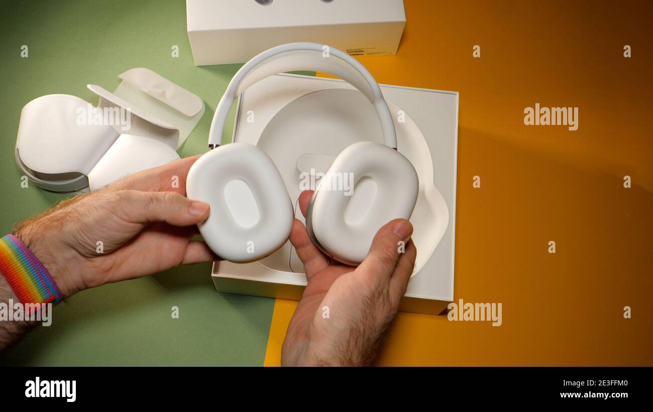 Paris, Francia - Jan 7, 2020: POV macho de mano de sujeción de la placa de  protección de Apple Computadoras AirPods Max auriculares sobre la oreja con  Adaptive EQ, cancelación activa de