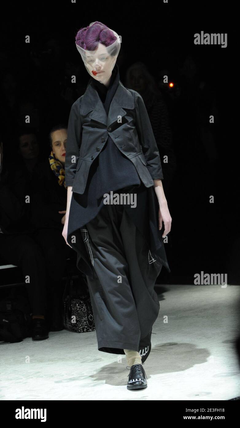 Un modelo muestra una creaci n del dise ador japon s Rei Kawakubo