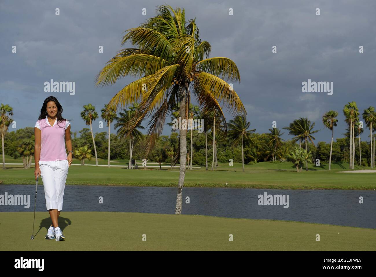 Ana Ivanovic asiste en el green 11 en Crandon Golf en Key Biscayne antes del Sony Ericsson Open en Key Biscayne, FL, USA el 24 de marzo de 2009. Foto de Corinne Dubreuil/Cameleon/ABACAPRESS.COM Foto de stock