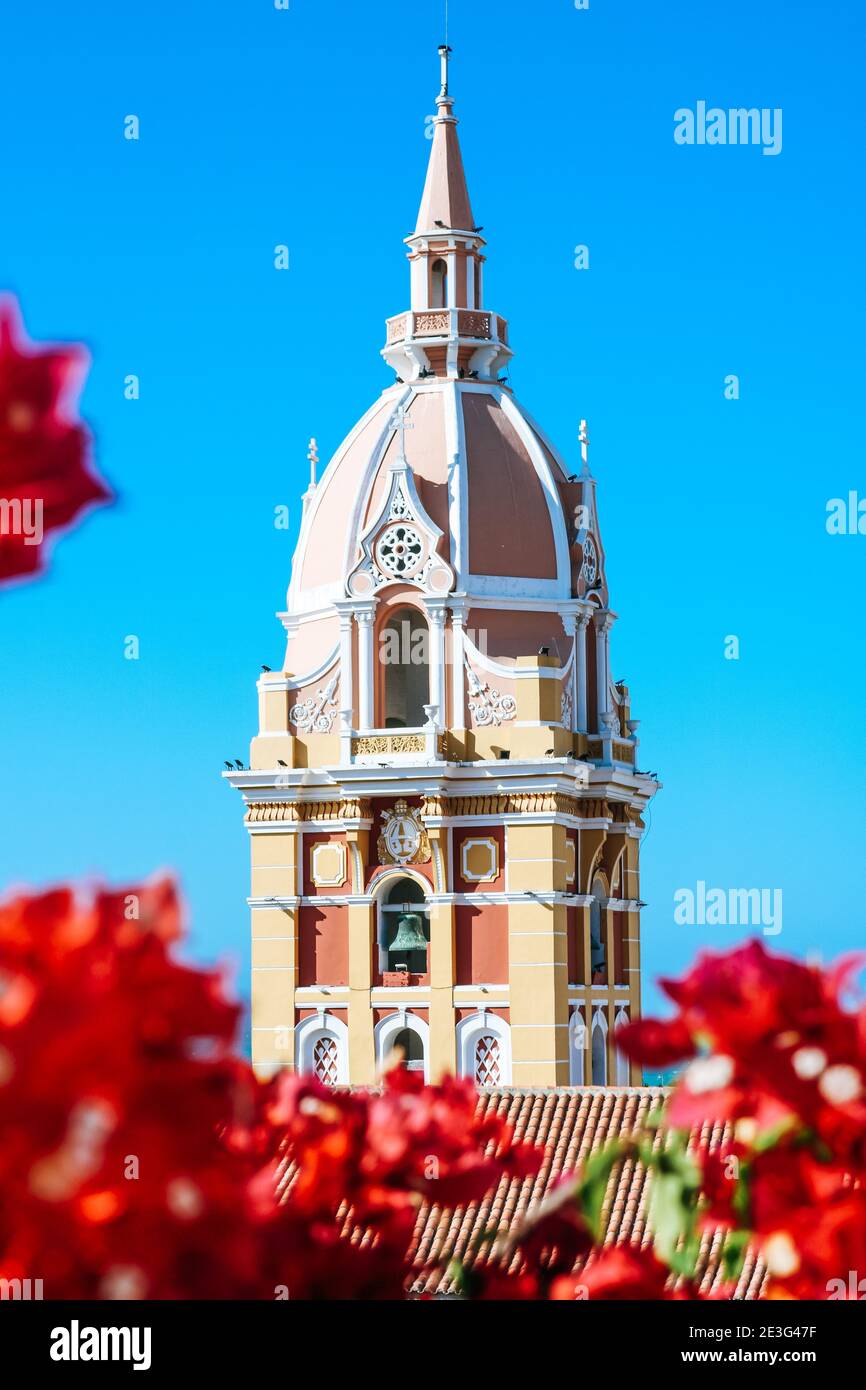 Iglesia de San Pedro Claver y bocagrande en el centro histórico de Cartagena, Colombia Foto de stock