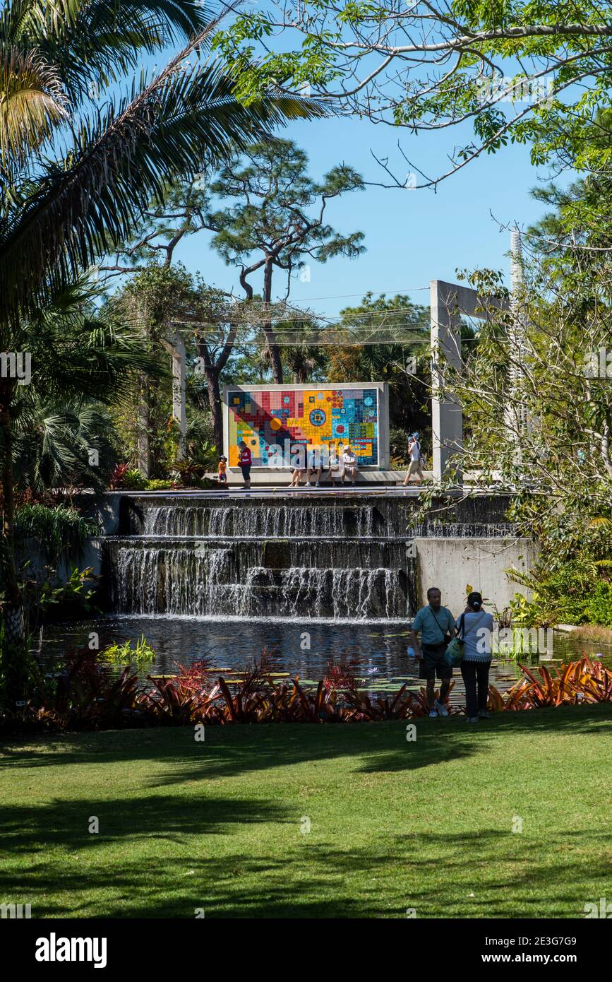 Nápoles, Florida. Jardín Botánico de Nápoles. La gente disfruta de su hermoso día soleado en los jardines. Foto de stock