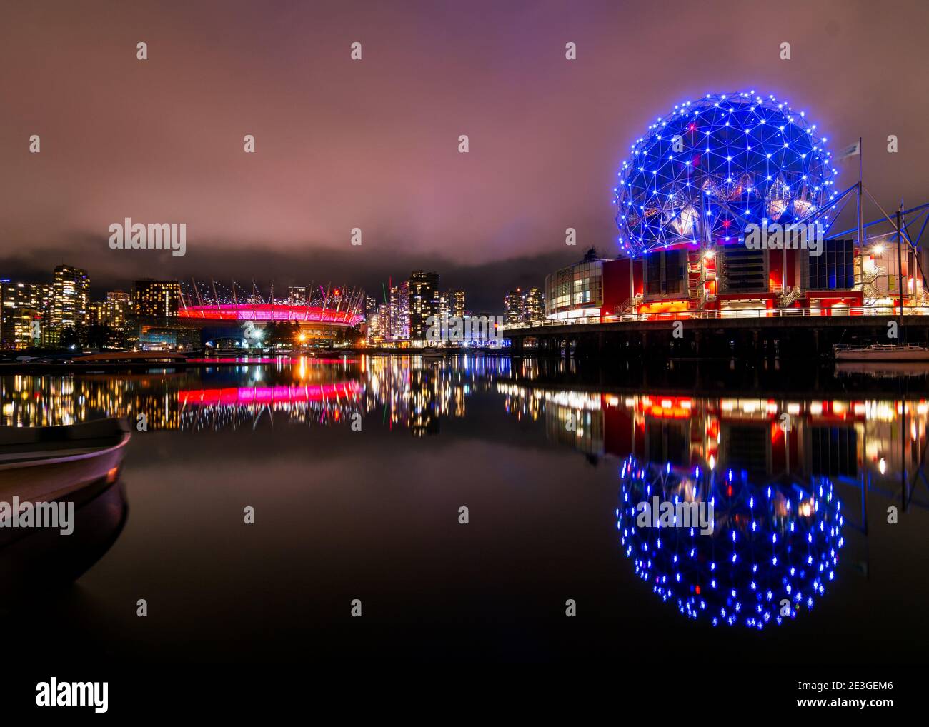 Vista nocturna del centro de Vancouver sobre Burrard Inlet Foto de stock
