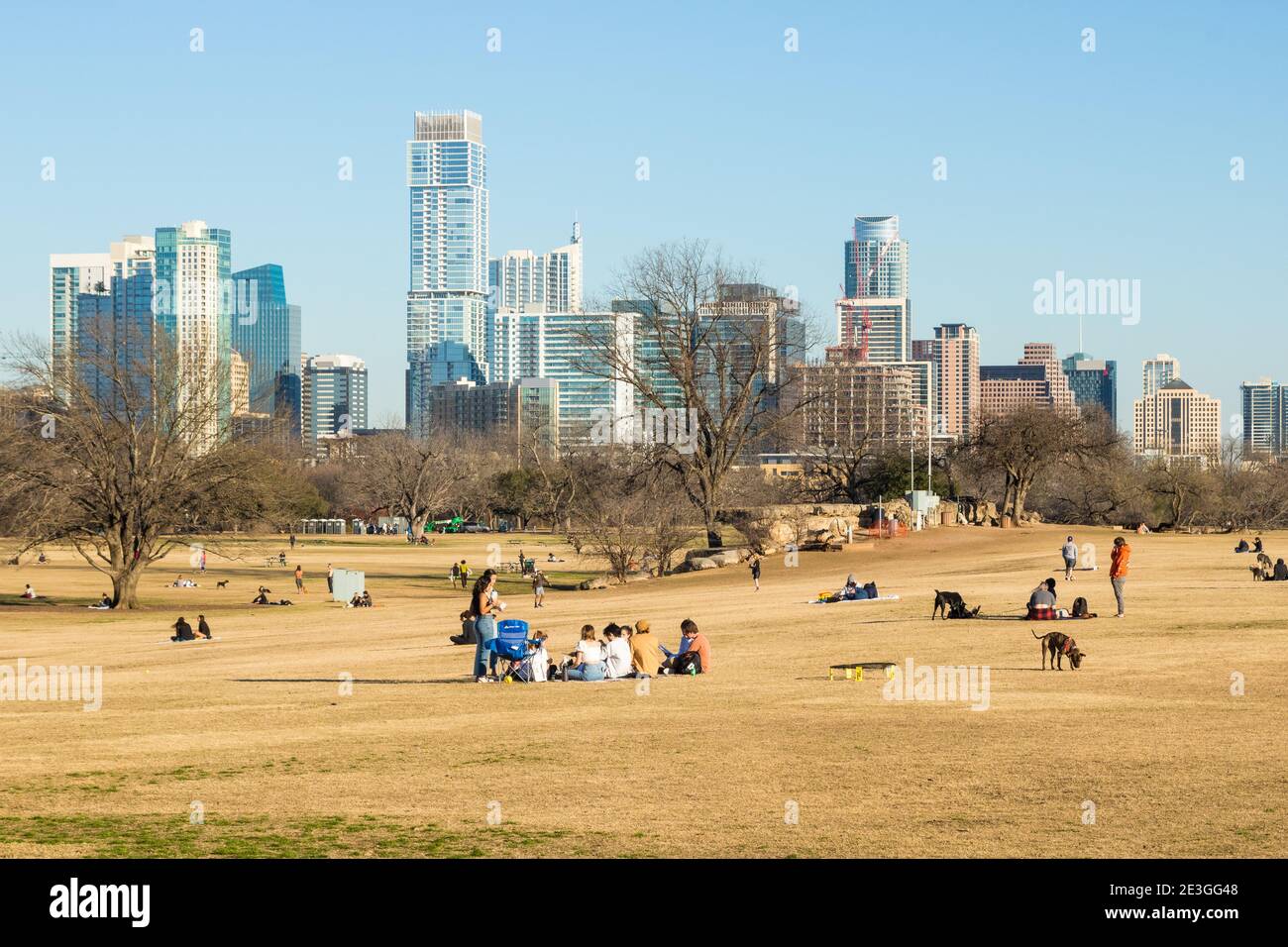 Zilker Park en un soleado día de invierno en Austin, Texas con gente en el parque Foto de stock
