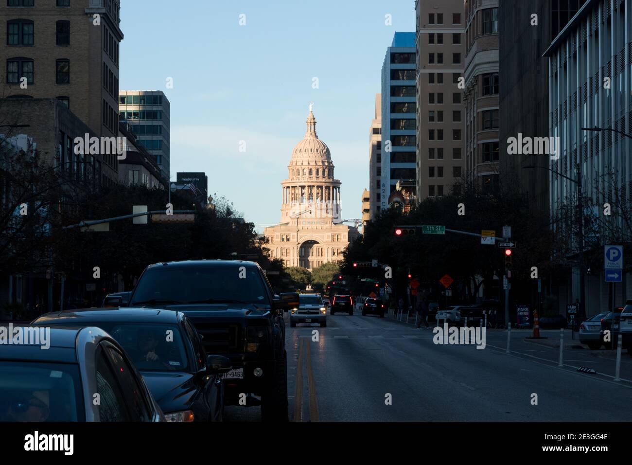 Congress Avenue con el Capitolio de Texas de fondo Foto de stock