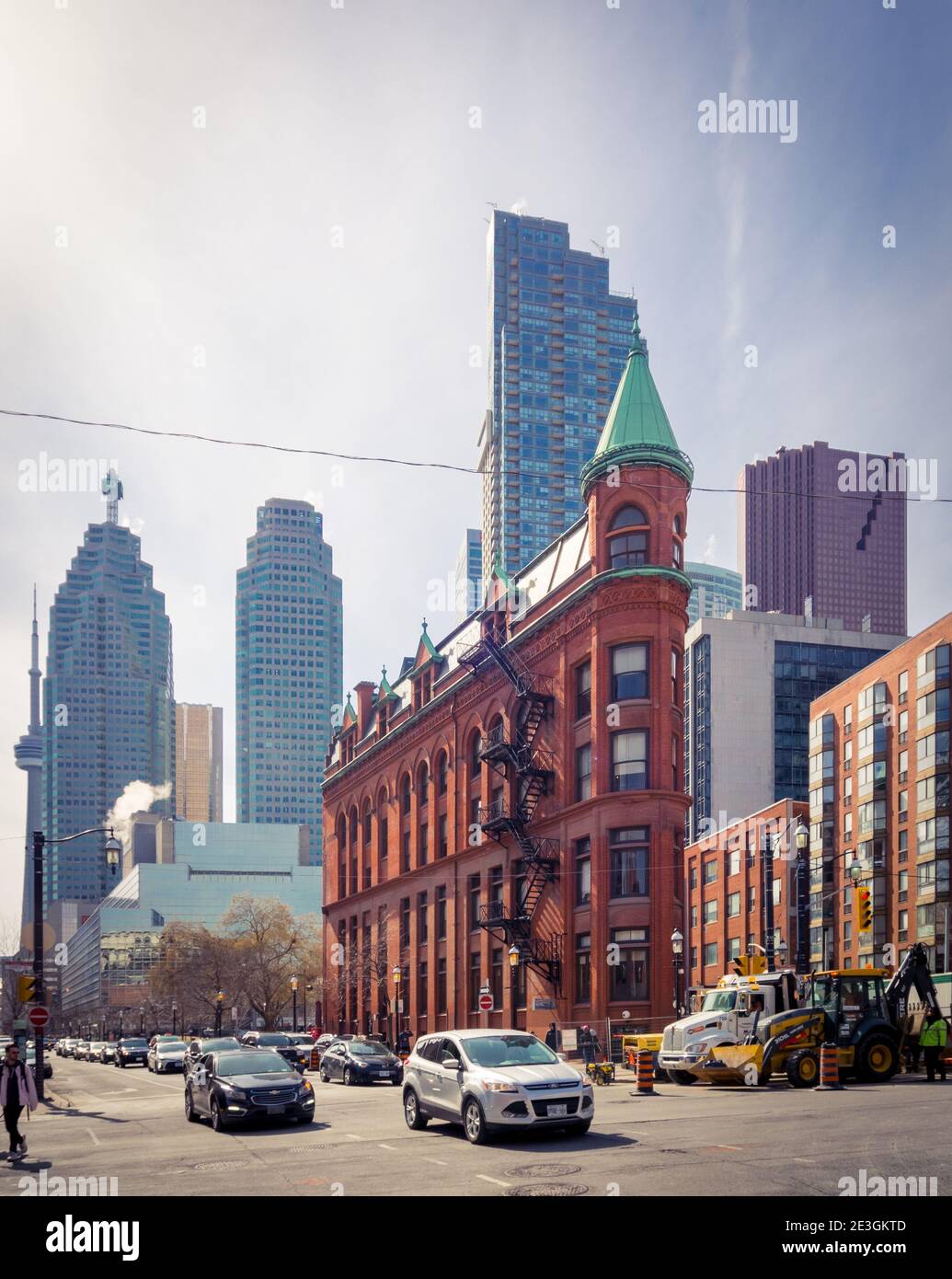 Una vista de la Gooderham Building (Edificio Flatiron) con el distrito financiero en el fondo. Toronto, Ontario, Canadá. Foto de stock