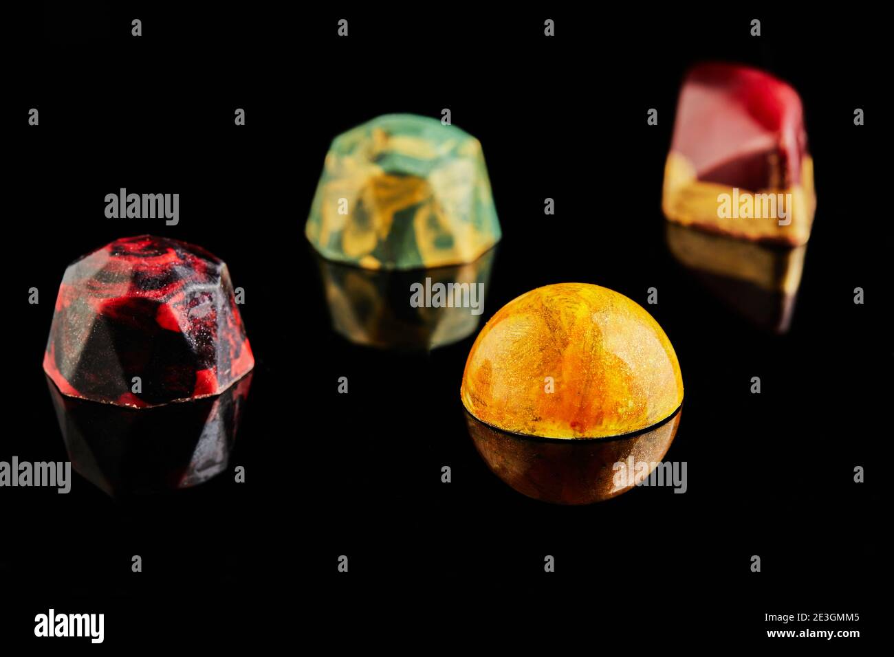 Chocolates en forma de piedras preciosas sobre fondo negro. Regalo para