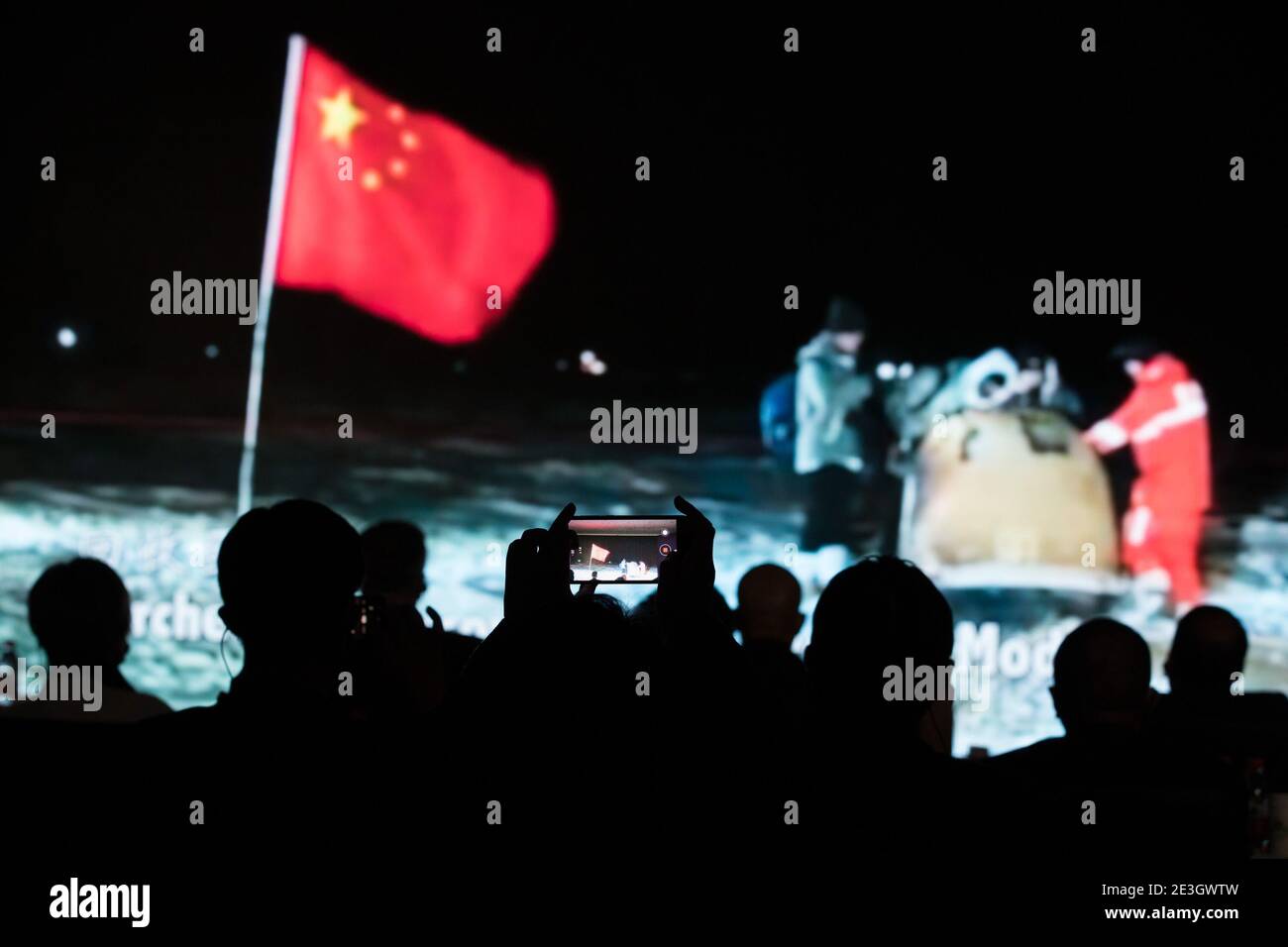 Pekín, China. 18 de enero de 2021. Diplomáticos y representantes de países  extranjeros y organizaciones internacionales ven videos sobre la misión  lunar Chang'e-5 en los Observatorios Astronómicos nacionales de China bajo  la