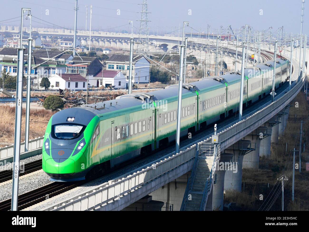 (210119) -- SUZHOU, 19 de enero de 2021 (Xinhua) -- UN tren pasa por el municipio de Huangjing de Taicang, al este de la provincia de Jiangsu, 19 de enero de 2021. China implementará un nuevo plan operativo ferroviario a partir del 20 de enero de 2021, para mejorar aún más la capacidad de transporte ferroviario de pasajeros y carga del país, según el operador ferroviario nacional. Un total de 325 trenes de pasajeros, así como 114 trenes de carga para las principales líneas de transporte de carga, se añadirán en el nuevo plan, dijo el Grupo ferroviario del Estado de China Co., Ltd. (Foto de Ji Haixin/Xinhua) Foto de stock