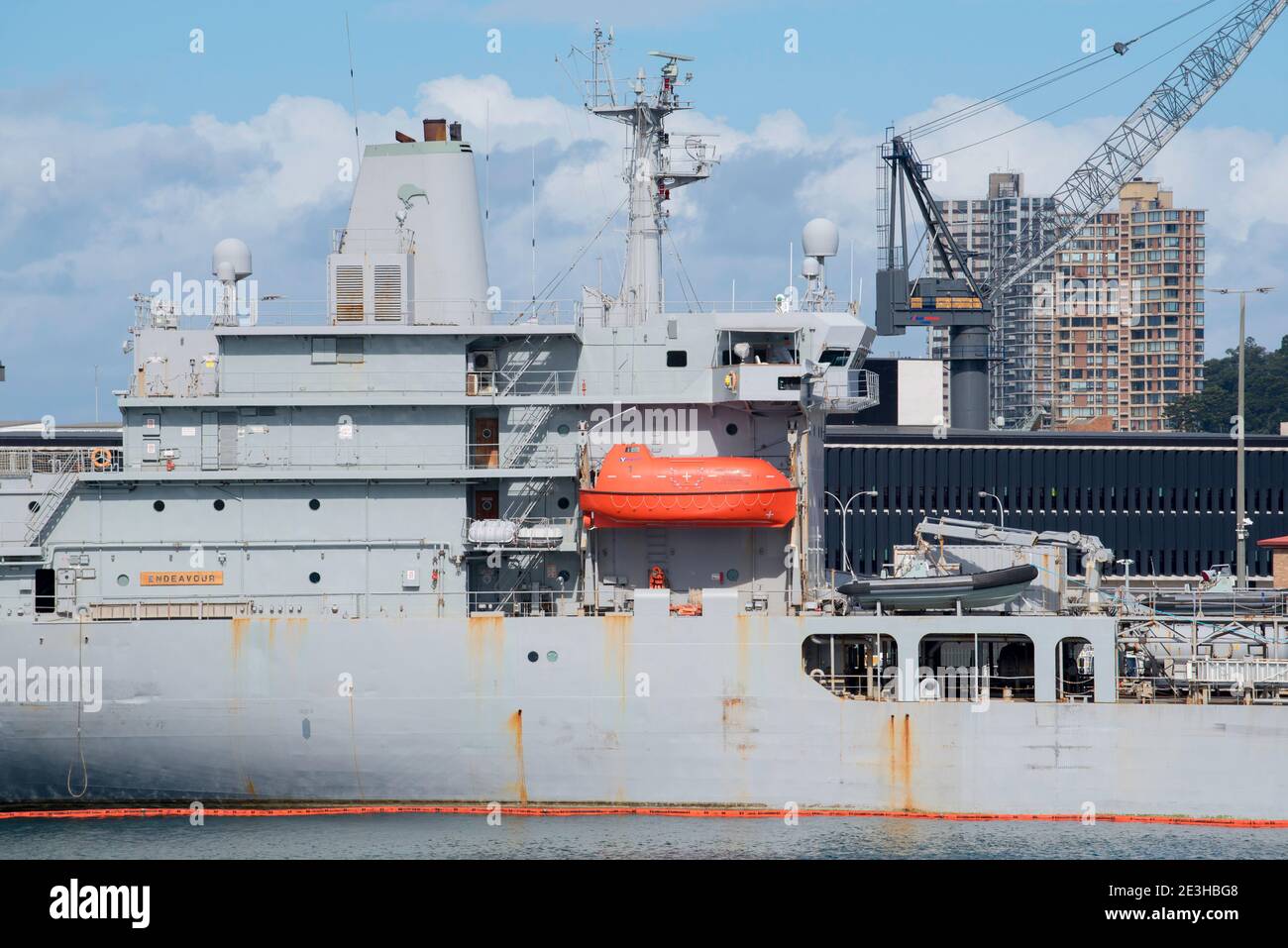 HMNZS Endeavour (A11), visto aquí en la Isla Jardín, era un buque de la flota en operación desde 1988 hasta 2017. El buque ha sido sustituido por HMNZS Aotearoa Foto de stock