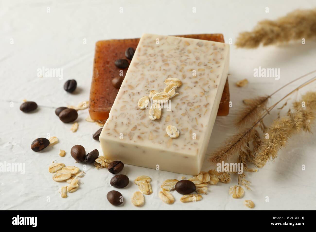 Jabón natural, avena y semillas de café sobre mesa blanca Fotografía de  stock - Alamy