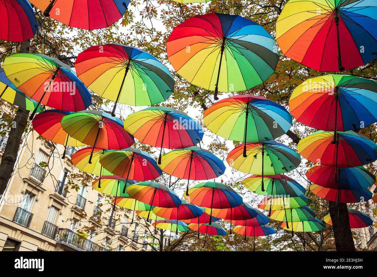 París, Francia. Colorido paraguas decoración en la calle parisina. Concepto  de vacaciones de otoño Fotografía de stock - Alamy