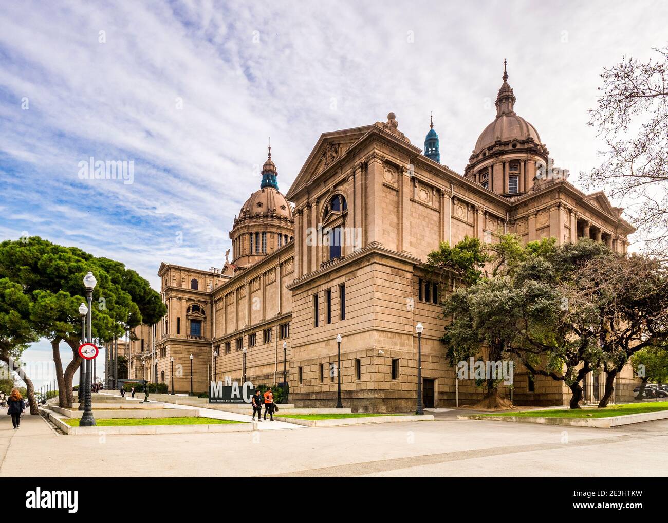 4 de marzo de 2020: Barcelona, España - Museo Nacional de Arte de Cataluña en la colina de Montjuic en Barcelona. Foto de stock