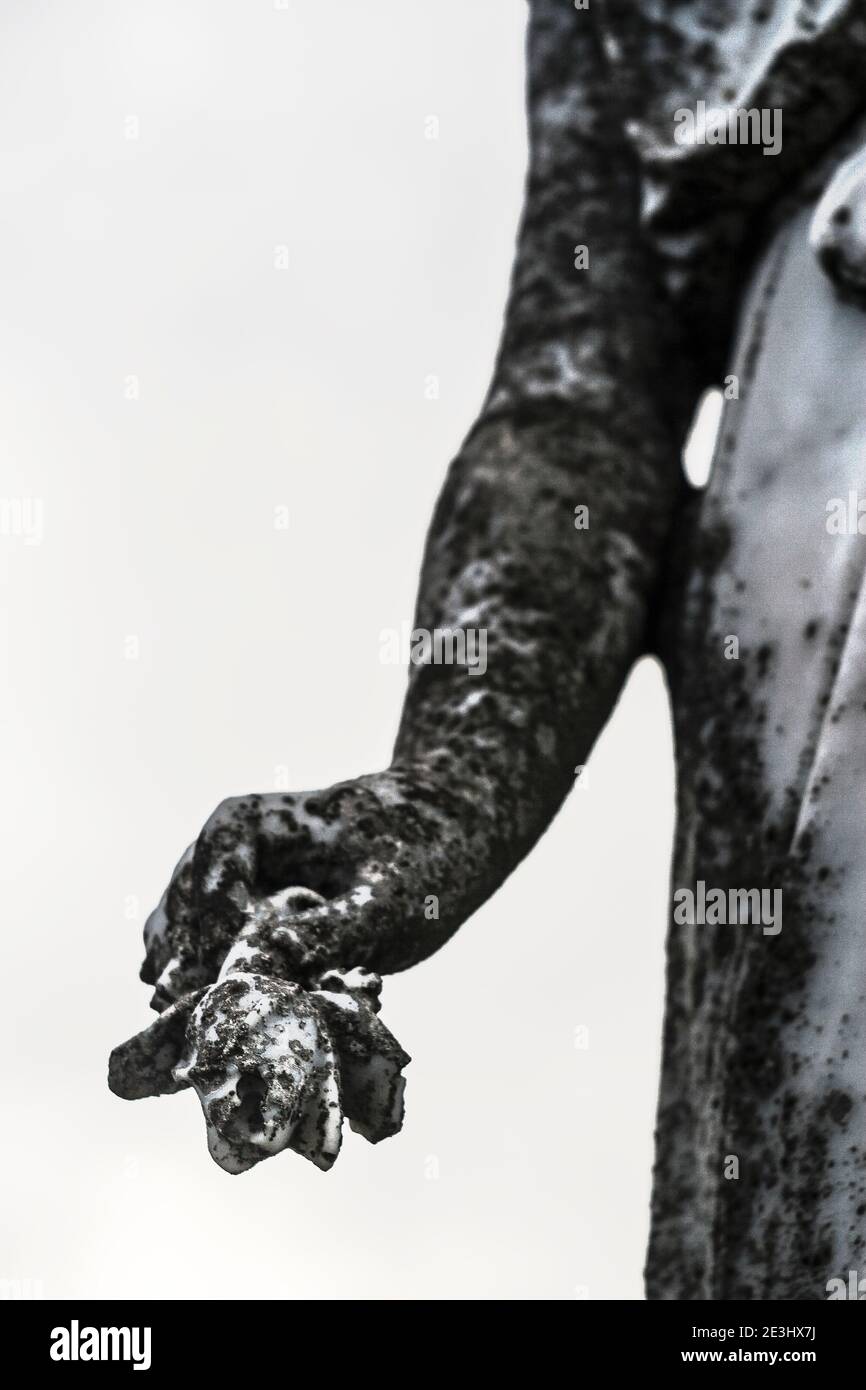 Mano de ángel de la figura de mármol de la estatua de la lápida en el cementerio Foto de stock