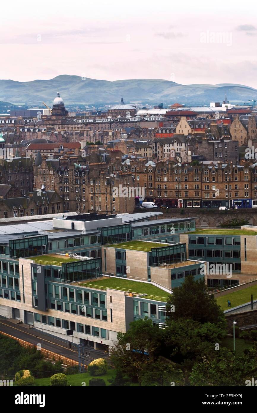 Vista aérea de los edificios antiguos de la ciudad de Edimburgo y de las oficinas modernas Bloques en la capital de Edimburgo de Escocia en día nublado Foto de stock