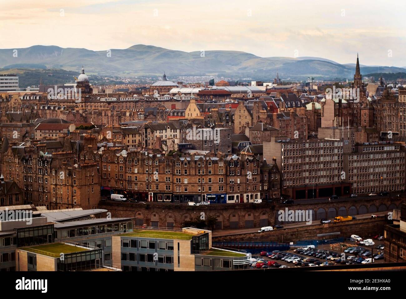 Panorama aéreo de las antiguas casas de la ciudad de Edimburgo rodeadas de colinas Foto de stock