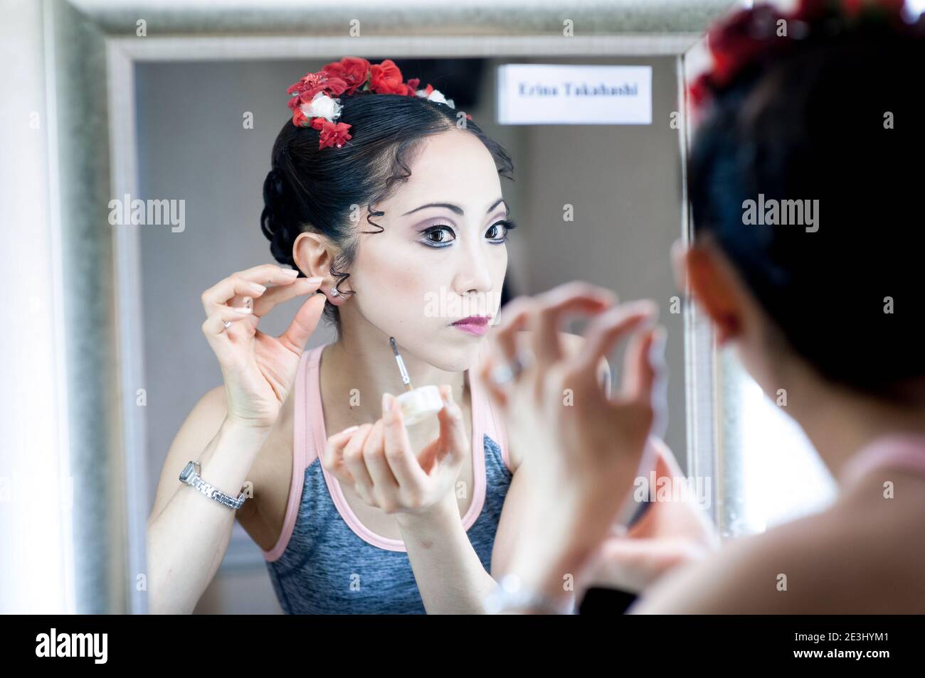 Bailarina Erina Takahashi hace su maquillaje en el espejo del vestidor antes de una actuación Foto de stock