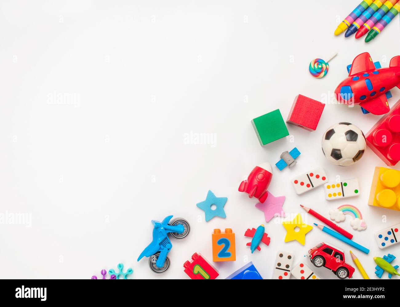 Marco de juguetes para niños sobre fondo blanco con espacio en blanco para  texto. Vista superior, disposición plana Fotografía de stock - Alamy