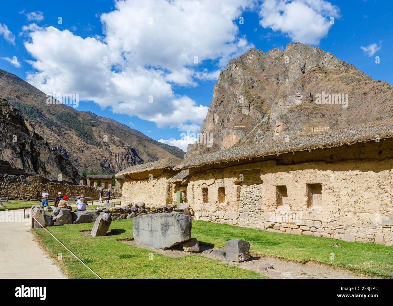 Ollantaytambo y vista de la montaña Pinkuylluna, antiguos sitios