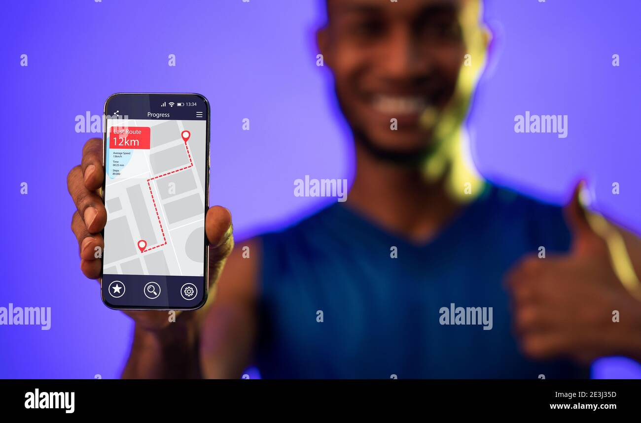 Fitness Guy mostrando smartphone con la aplicación Step Counter, fondo azul Foto de stock