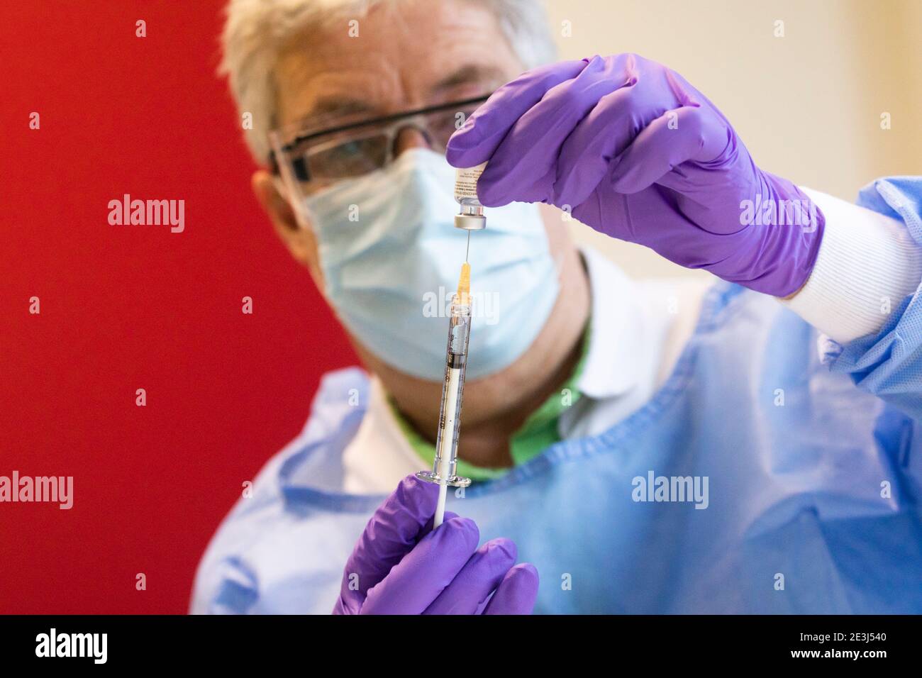 La ilustración muestra a alguien que tiene una aguja en la vacunación con la vacuna moderna de los miembros del personal del Hospital Universitario UZ de Bruselas, i Foto de stock