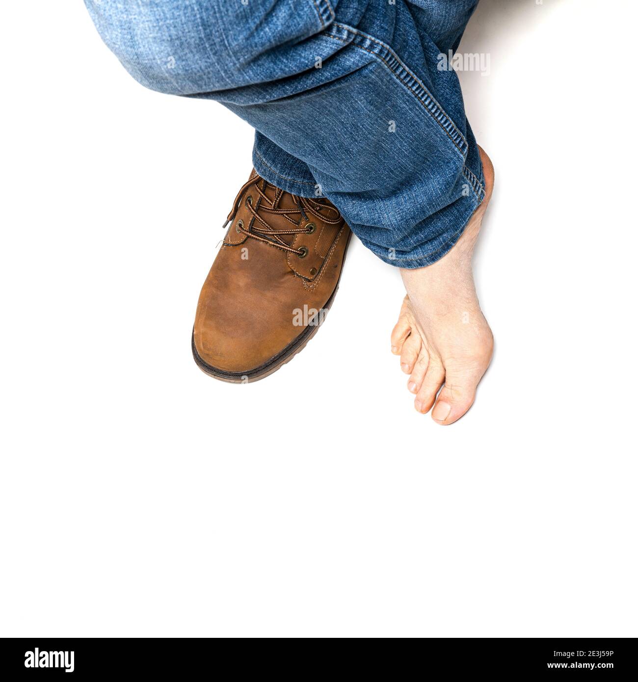 Barefoot hombre vestido con pantalones vaqueros enrollado paso adelante  bajo la sección Fotografía de stock - Alamy