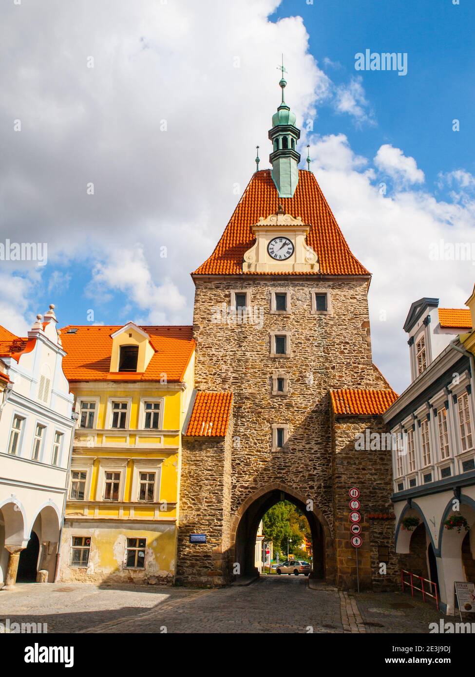 Puerta inferior gótica en Domazlice, República Checa Foto de stock
