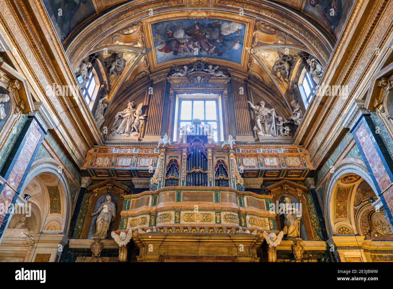 Órgano pipa en la Iglesia de Jesús y María (Chiesa di Gesu e Maria) interior en Roma, Italia Fotografía de stock - Alamy Órgano pipa en la Iglesia de Jesús y María (Chiesa di Gesu e Maria) interior en Roma, Italia Fotografía de stock - Alamy