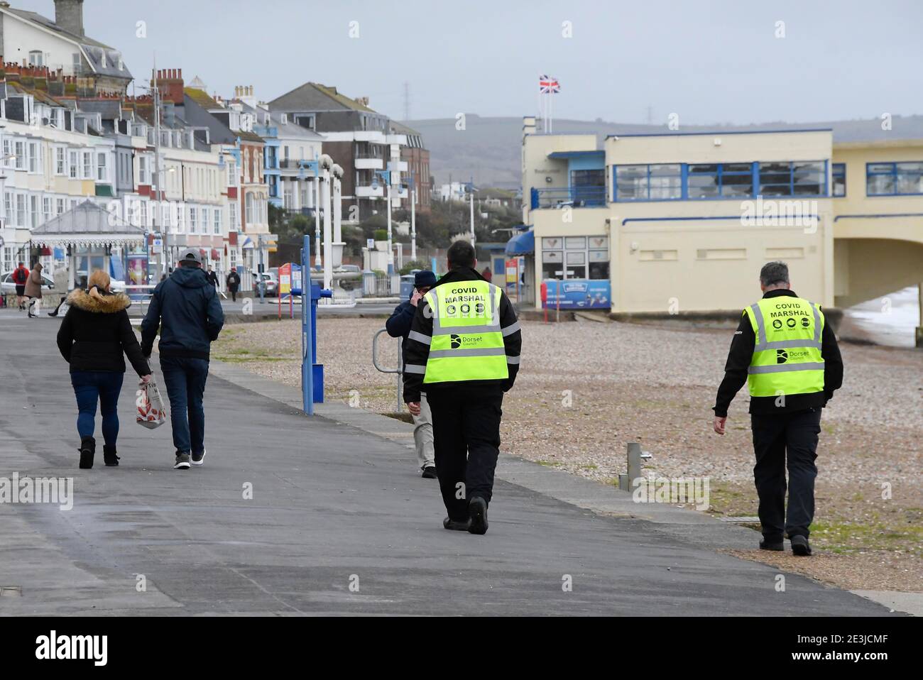 Weymouth, Dorset, Reino Unido. 19 de enero de 2021. Reino Unido Clima: Las Marismas de Covid patrullando el paseo marítimo en Weymouth en Dorset durante el cierre de Covid-19 en una tarde nublada. Crédito de la imagen: Graham Hunt/Alamy Live News Foto de stock