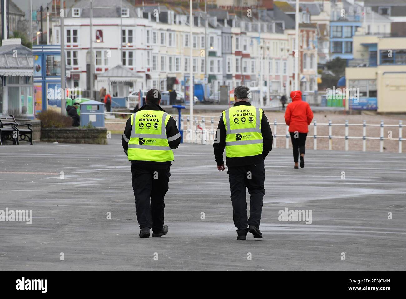 Weymouth, Dorset, Reino Unido. 19 de enero de 2021. Reino Unido Clima: Las Marismas de Covid patrullando el paseo marítimo en Weymouth en Dorset durante el cierre de Covid-19 en una tarde nublada. Crédito de la imagen: Graham Hunt/Alamy Live News Foto de stock