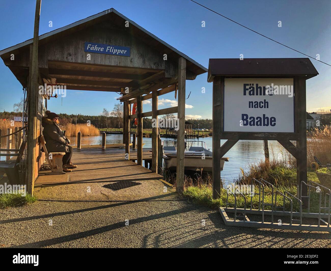 pequeño muelle de ferry en el resort junto al mar Foto de stock