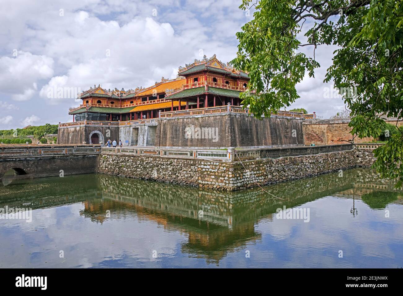 Puerta del meridiano / Puerta del Sur, puerta principal a la ciudad imperial situada dentro de la ciudadela de Huế / Hue, provincia de Thừa Thiên-Huế, Vietnam central Foto de stock