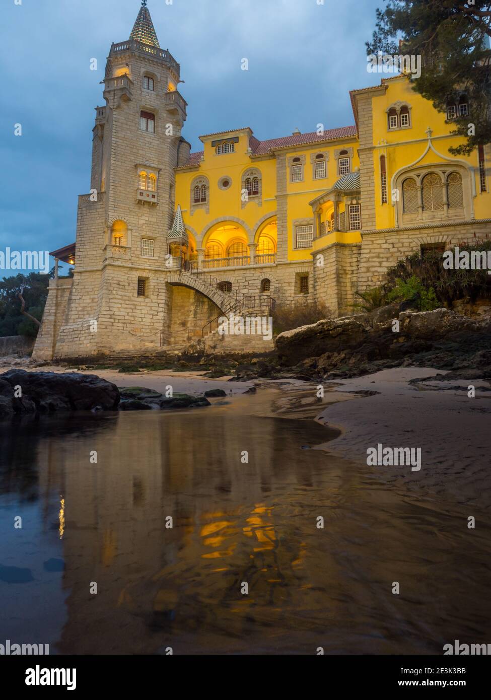 Hermoso edificio del museo - Condes de Castro Guimarães - durante el amanecer con iluminación nocturna, Cascais, Portugal Foto de stock