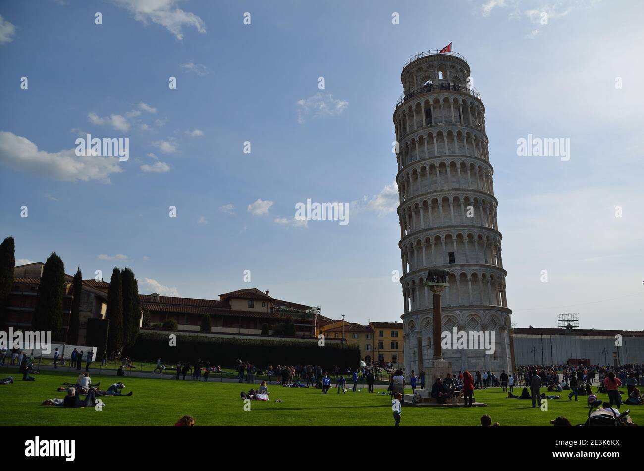 Torre inclinada de Pisa y pradera verde con un montón de turistas Foto de stock