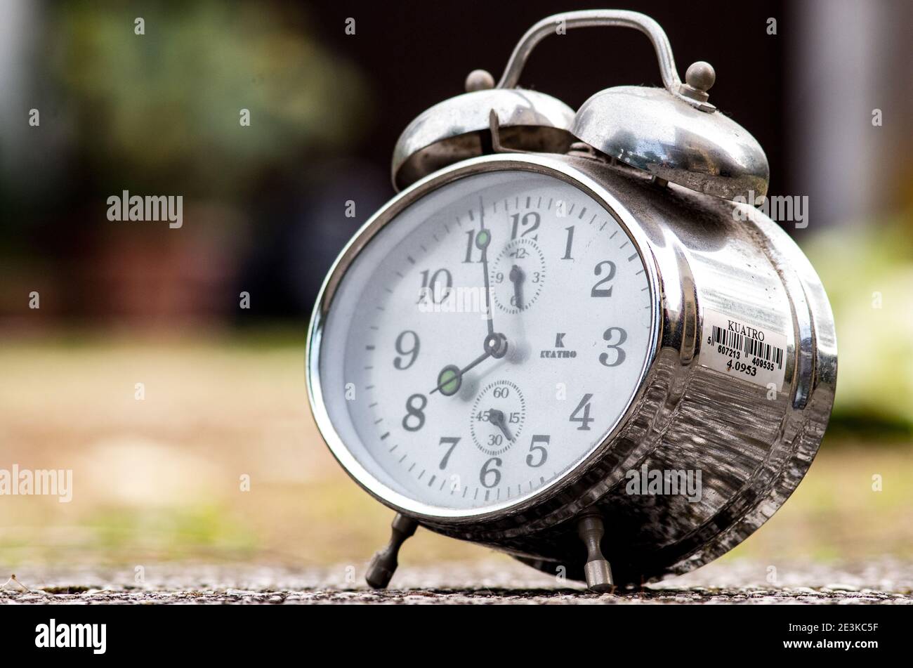 Reloj de alarma Vintage en espacio abierto listo para sonar Fotografía de  stock - Alamy