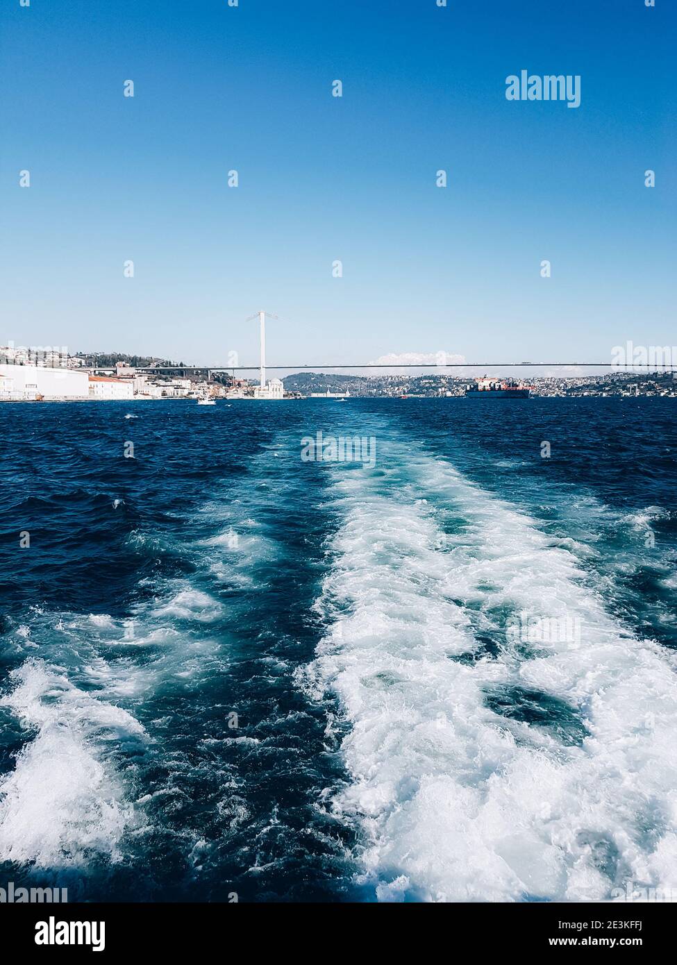 Velero en el mar. Viaje en ferry por el estrecho de Bosphorous. Estambul, Turquía. Foto de stock