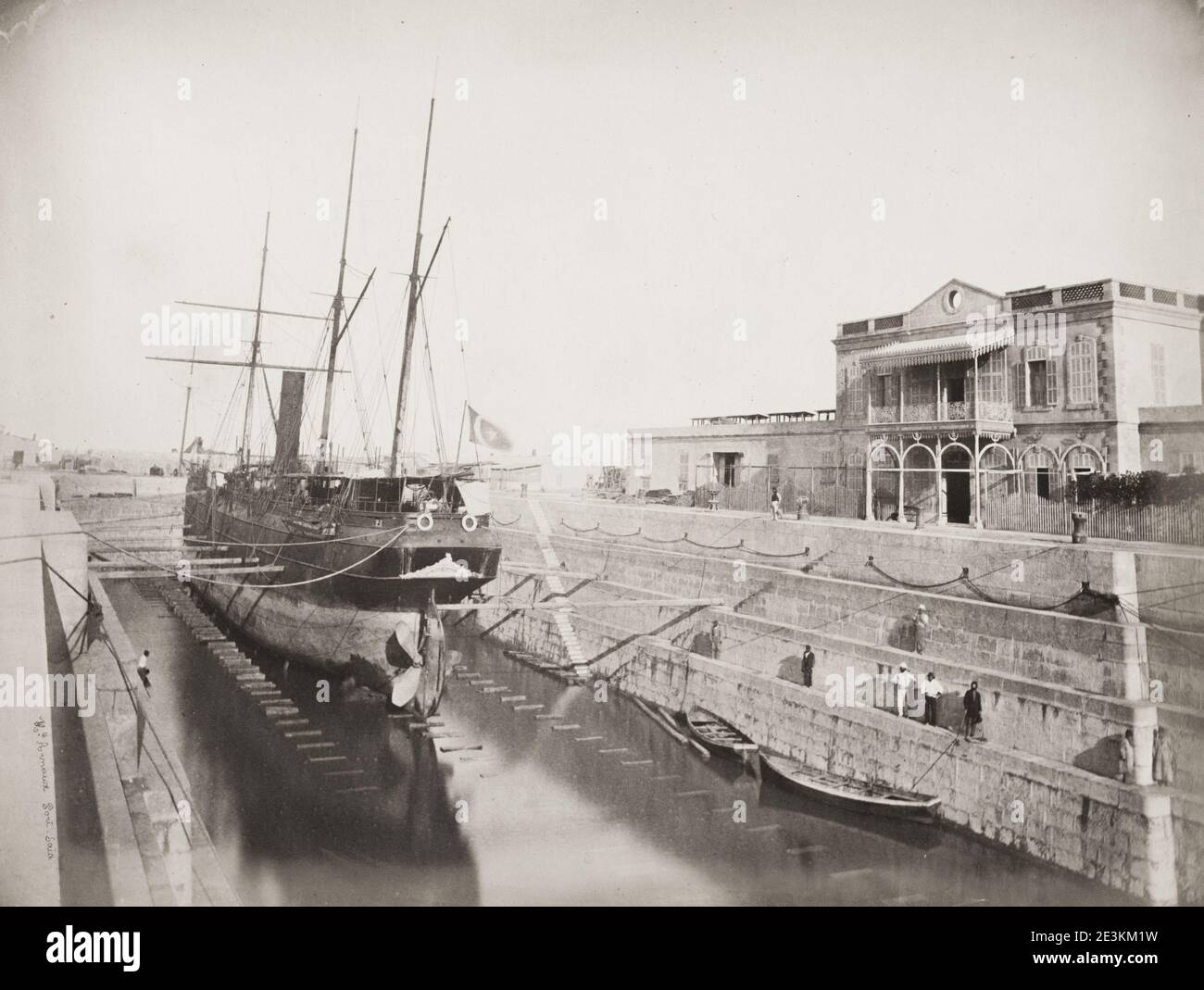 Fotografía del siglo XIX: Barco en dique seco, Egipto, probablemente en el Canal de Suez. Foto de stock