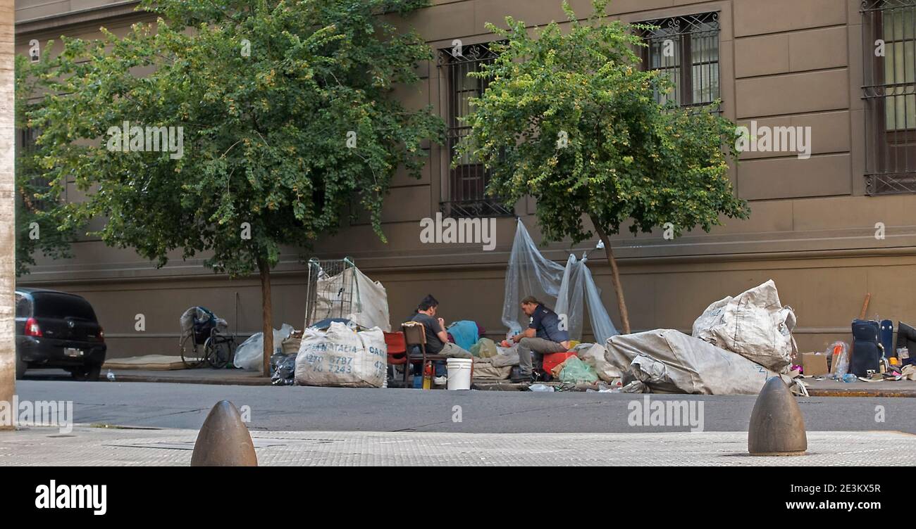 Cartoneros o basureros en el centro de Buenos Aires, Argentina Foto de stock