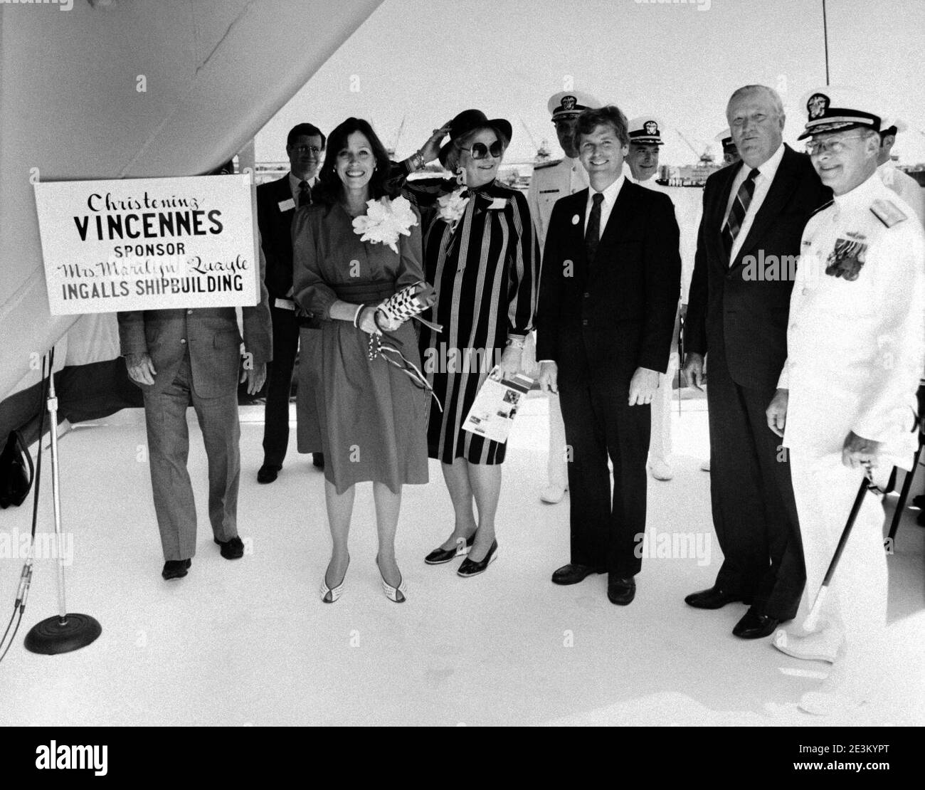 Marilyn Quayle está con distinguidos invitados en la plataforma de bautizo antes de bautizar el crucero de misiles guiado Aegis USS VINCENNES 1. Foto de stock