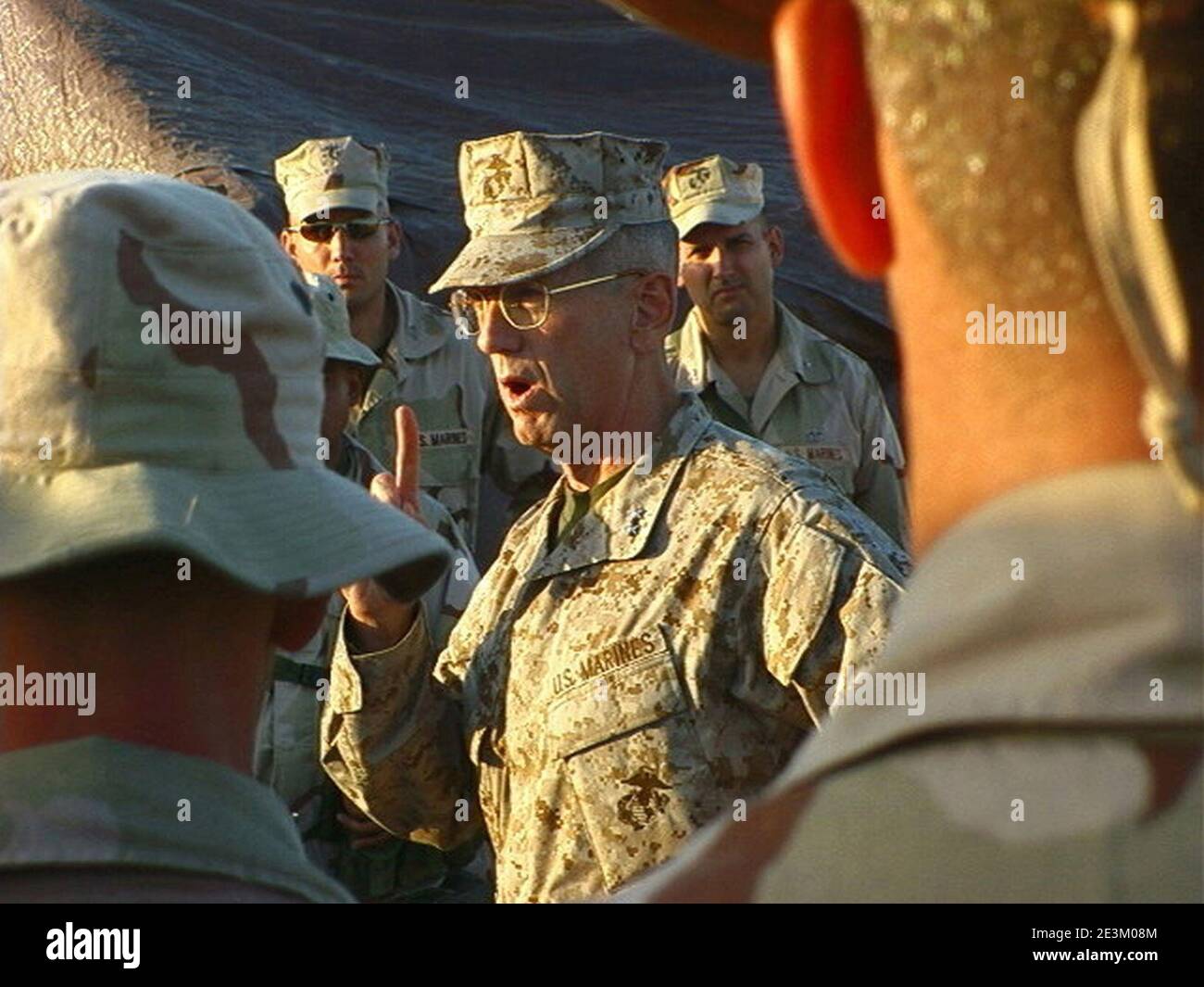 El General de División James N. Mattis se dirige al Batallón de los Marines de la Sede. Foto de stock