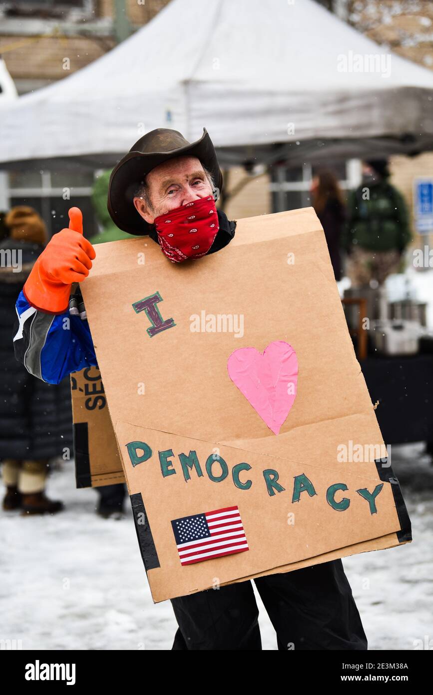 Manifestantes contra el fascismo en EE.UU. En Montpelier, VT, EE.UU., ayuntamiento después del ataque del 6 de enero de 2021 contra el Capitolio de EE.UU. Foto de stock