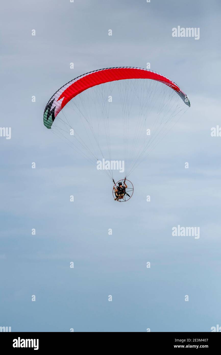 Parapente eléctrico en la Costa Sunshine en Queensland, Australia Foto de stock