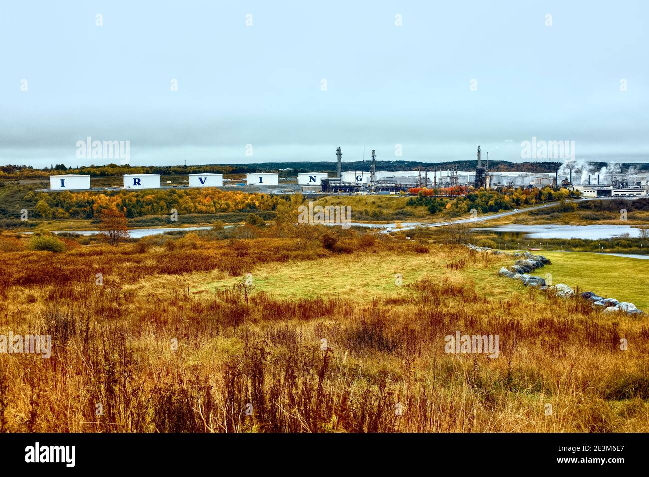Una imagen de otoño de la gran refinería de petróleo de Irving en la zona rural de Saint John New Brunswick Canadá con el follaje local que da vuelta a los colores brillantes del otoño. Foto de stock