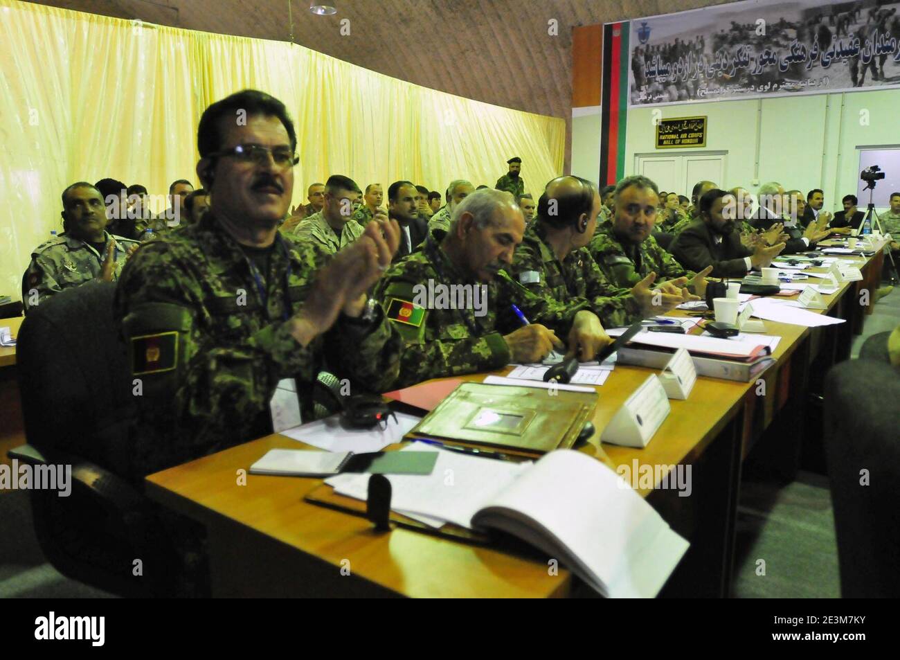 El General de División Dawran, Comandante del escuadrón del ala del cuerpo aéreo Nacional afgano, aplaude los discursos pronunciados en la Conferencia trimestral de dos días del Comandante del cuerpo y en la Shura de Seguridad Foto de stock