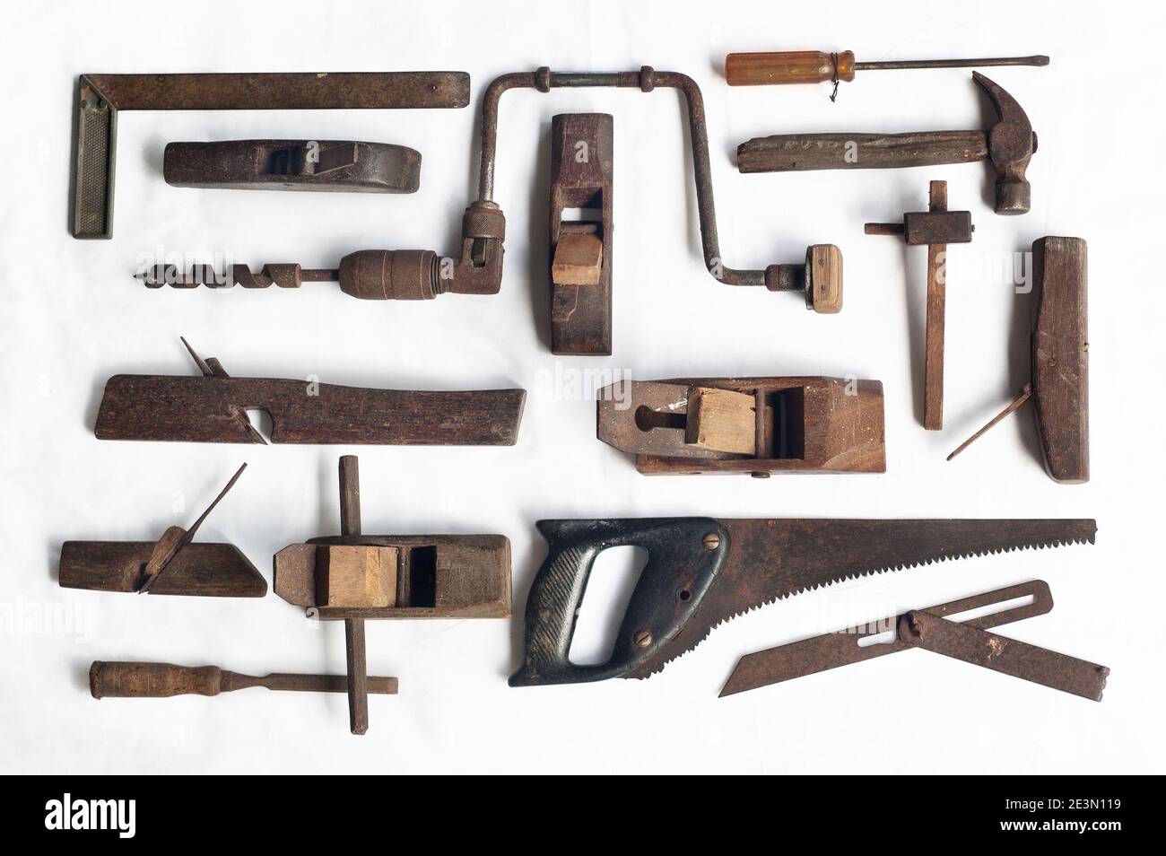 Colección de herramientas antiguas de carpintería, aisladas sobre blanco  Fotografía de stock - Alamy