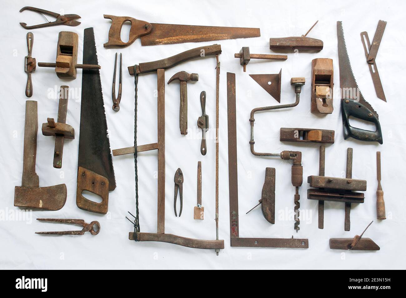 Colección de herramientas antiguas de carpintería sobre tela blanca  Fotografía de stock - Alamy
