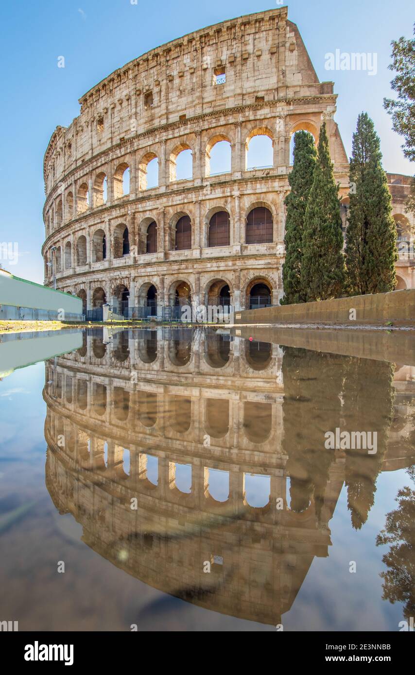 En invierno, las frecuentes duchas de lluvia crean piscinas en las que el  maravilloso casco antiguo de Roma se refleja como en un espejo. Aquí en  particular el Coliseo Fotografía de stock -