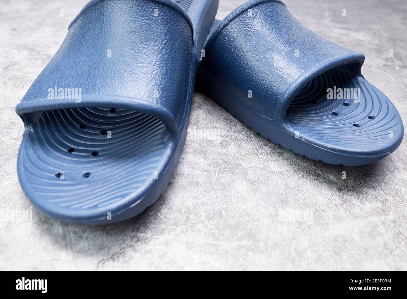 Lujo yo mismo sala Sandalias de flip-flop azul sobre un fondo gris. Concepto de unas  vacaciones acuáticas Fotografía de stock - Alamy